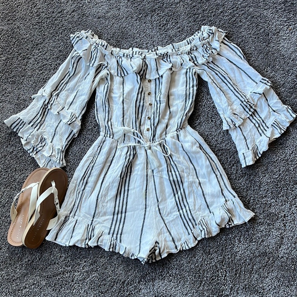 American Eagle Outfitters Romper size Medium-Cream/Black
